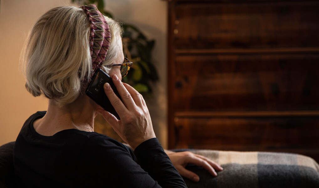 Kvinde der taler i telefon