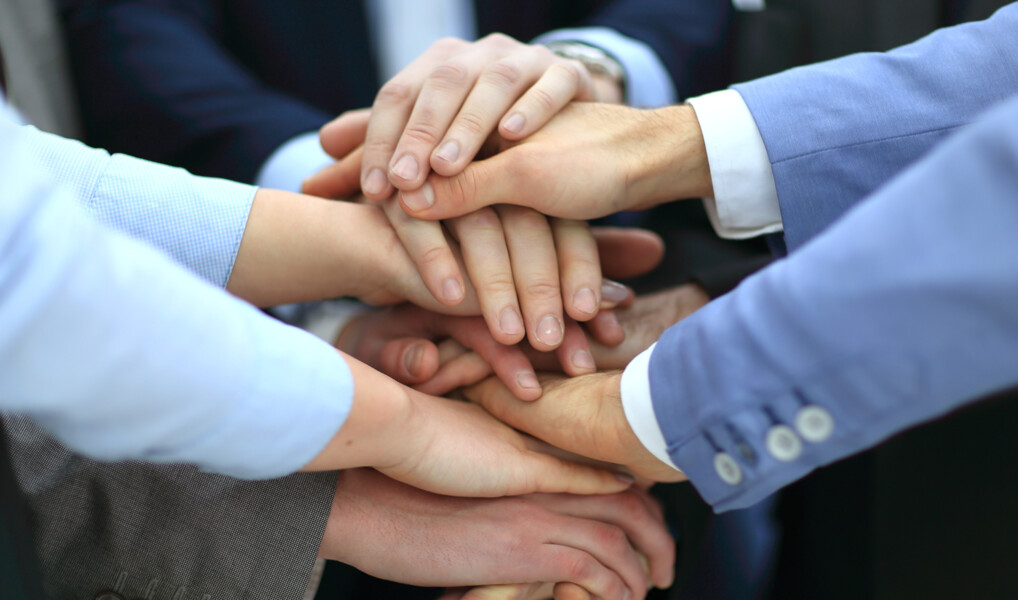 Bunke af hænder ovenpå hinanden