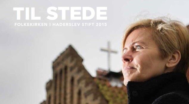 Forside magasinet 2015 - kvinde foran kirke.