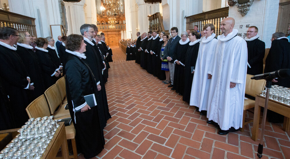 To rækker med præster står med front mod hinanden