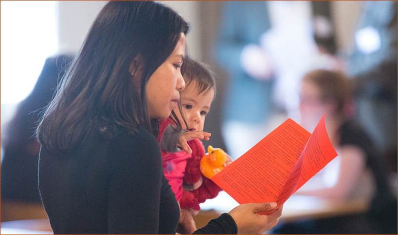 Mor med barn på armen