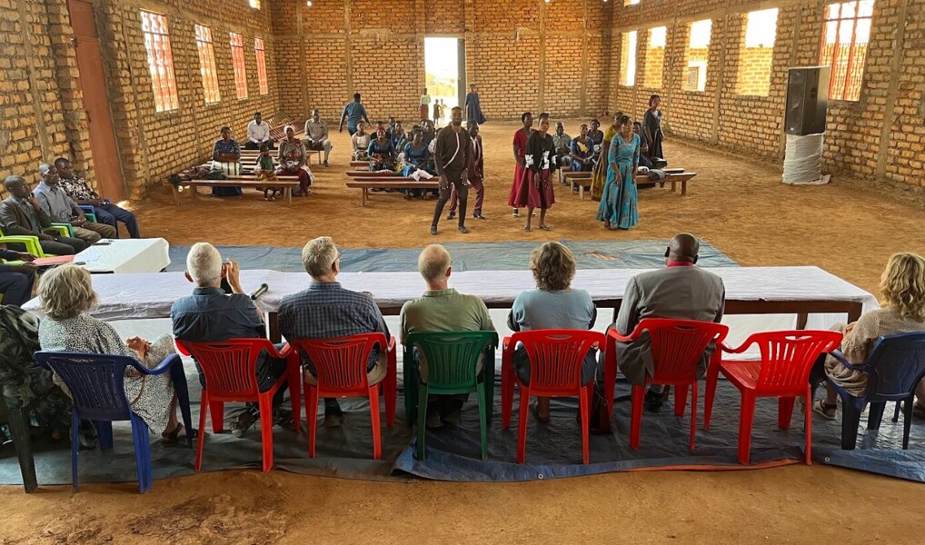 Dansende personer og siddende tilskuer