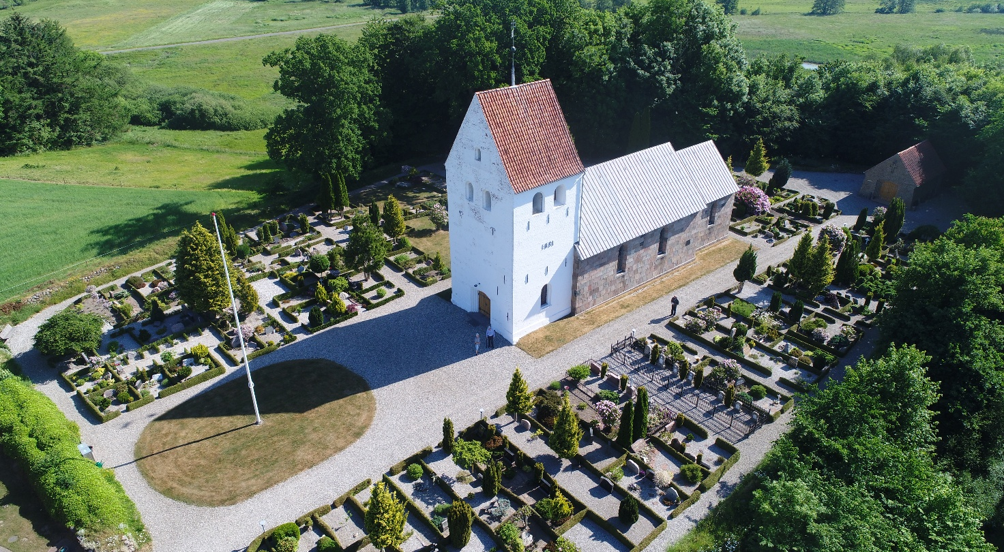 Skærup Kirke og kirkegård set fra oven
