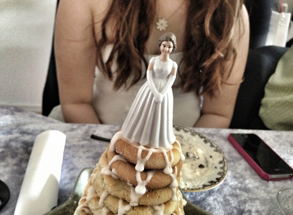 Konfirmand-figur på toppen af kransekage