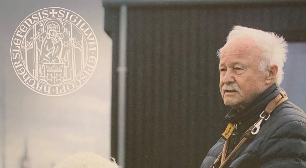 Forside Magasin 2020 - mand på bænk og hund foran sig