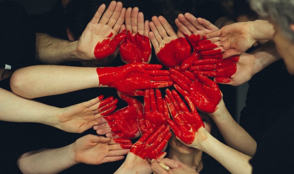 Hænder former et hjerte