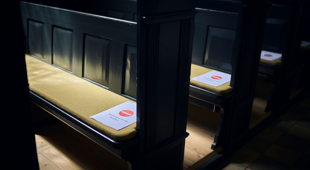 Forbudt-skilte på kirkebænk