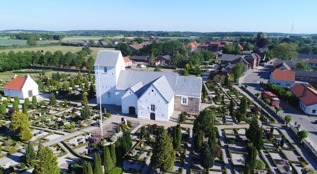 Smidstrup Kirke og kirkegård set fra oven