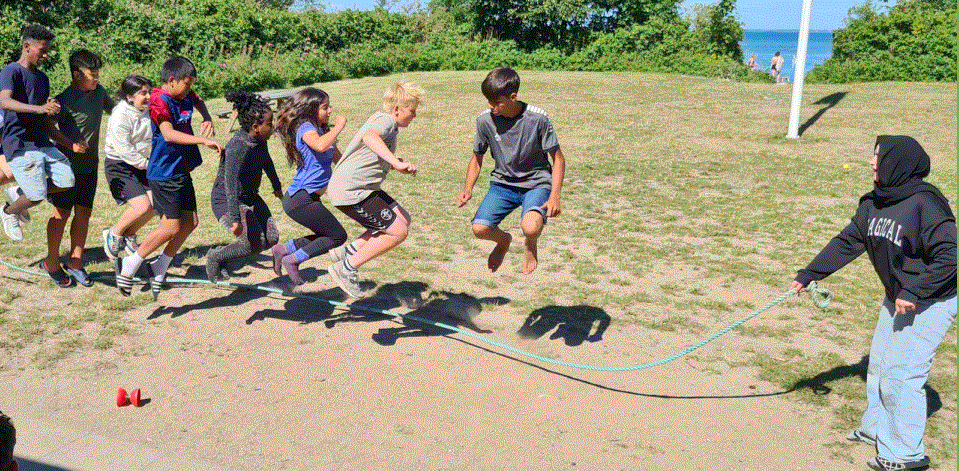 Børn der hopper i reb