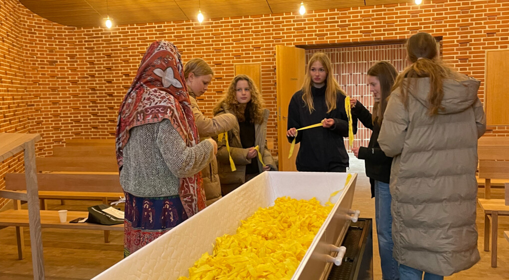 Unge binder gule påskebånd