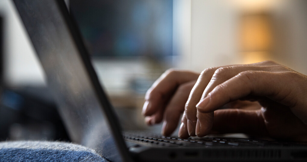 Hænder på bærbar PC