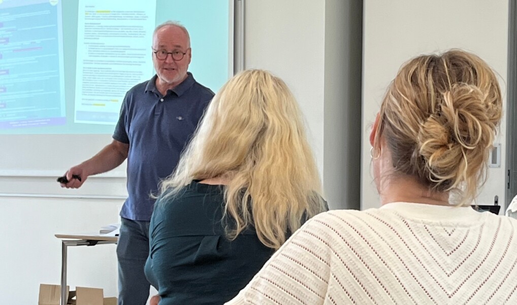 Mand der underviser en gruppe mennesker