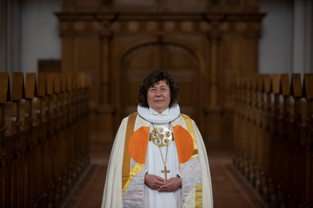 Biskop Marianne Christiansen i bispekåbe i domkirke