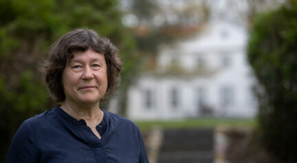 Biskop Marianne Christiansen foran bispegården