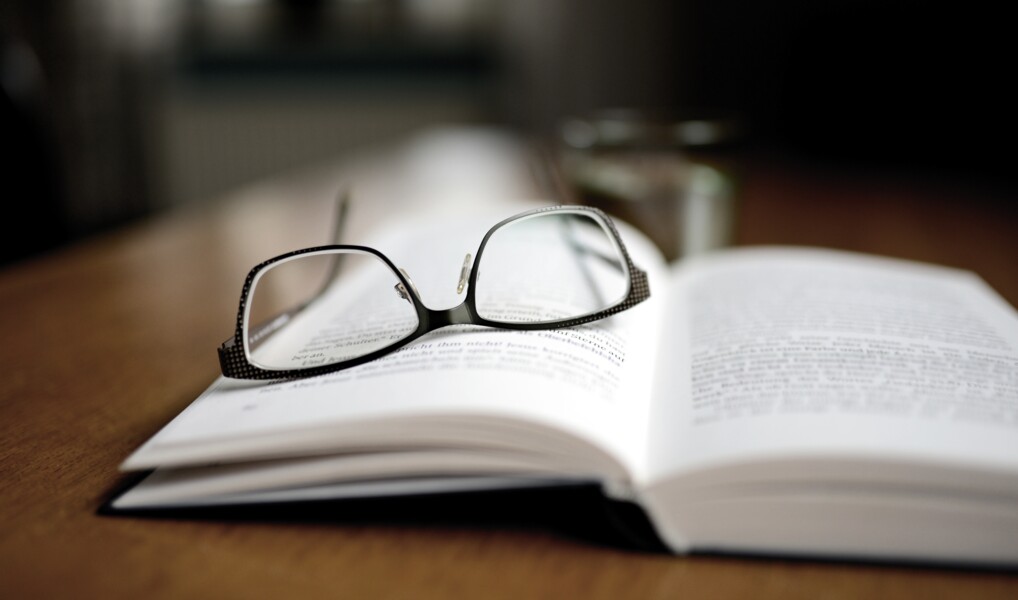 Briller og bog
