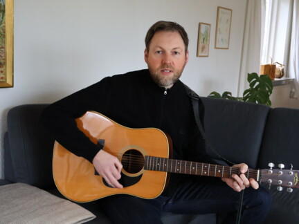Billede af Bo Bergholt Grymer med guitar